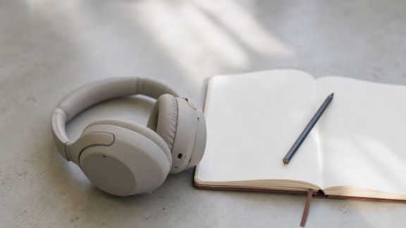 Livres audio ou podcasts : quelle expérience convient le mieux à vos envies de lecture ?