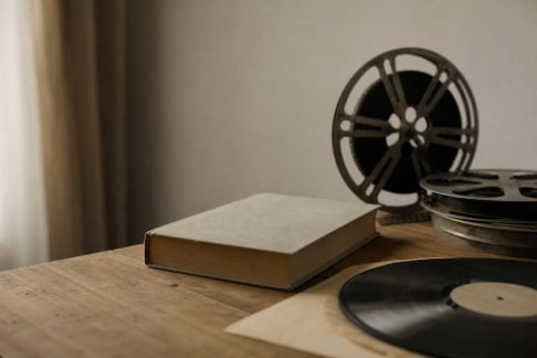 Développer sa mémoire culturelle : astuces pour retenir livres, films et albums