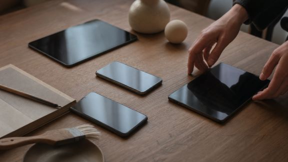 Comparatif des applications mobiles pour suivre l’actualité littéraire et artistique