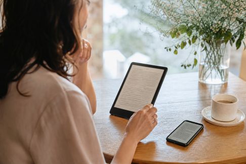 Livres électroniques autonomes ou applications mobiles : quel support privilégier pour la lecture numérique ?