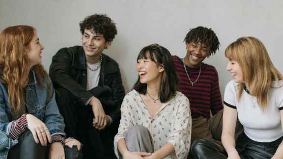 Collaborations mode et pop culture : comment les marques se mettent au diapason des icônes modernes